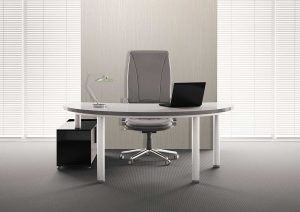מחשב נייד על שולחן במשרד