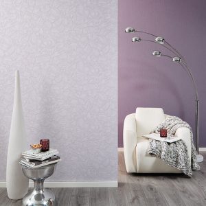 כיסא לבן עם שמיכה ומנורה לצד קיר סגול