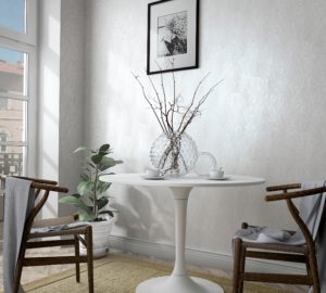 שולחן לבן ועליו אגרטל ענפים