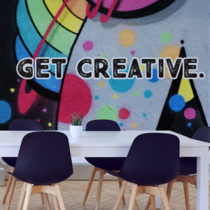 שולחן וכיסאות מול קיר עם גרפיטי על הקיר