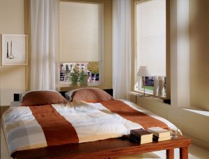 מיטה עם שולחן עץ בחדר עם חלונות
