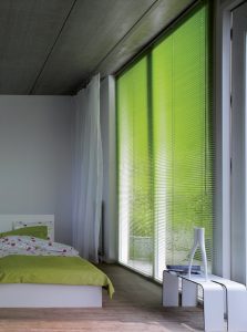חדר שינה עם מיטה וחלון