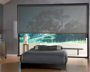 מיטה בחדר עם חלון